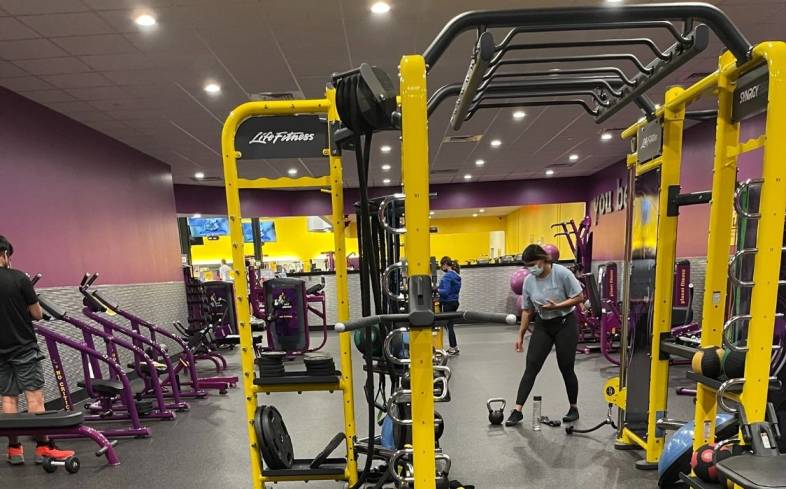 how much does the bar at planet fitness weigh